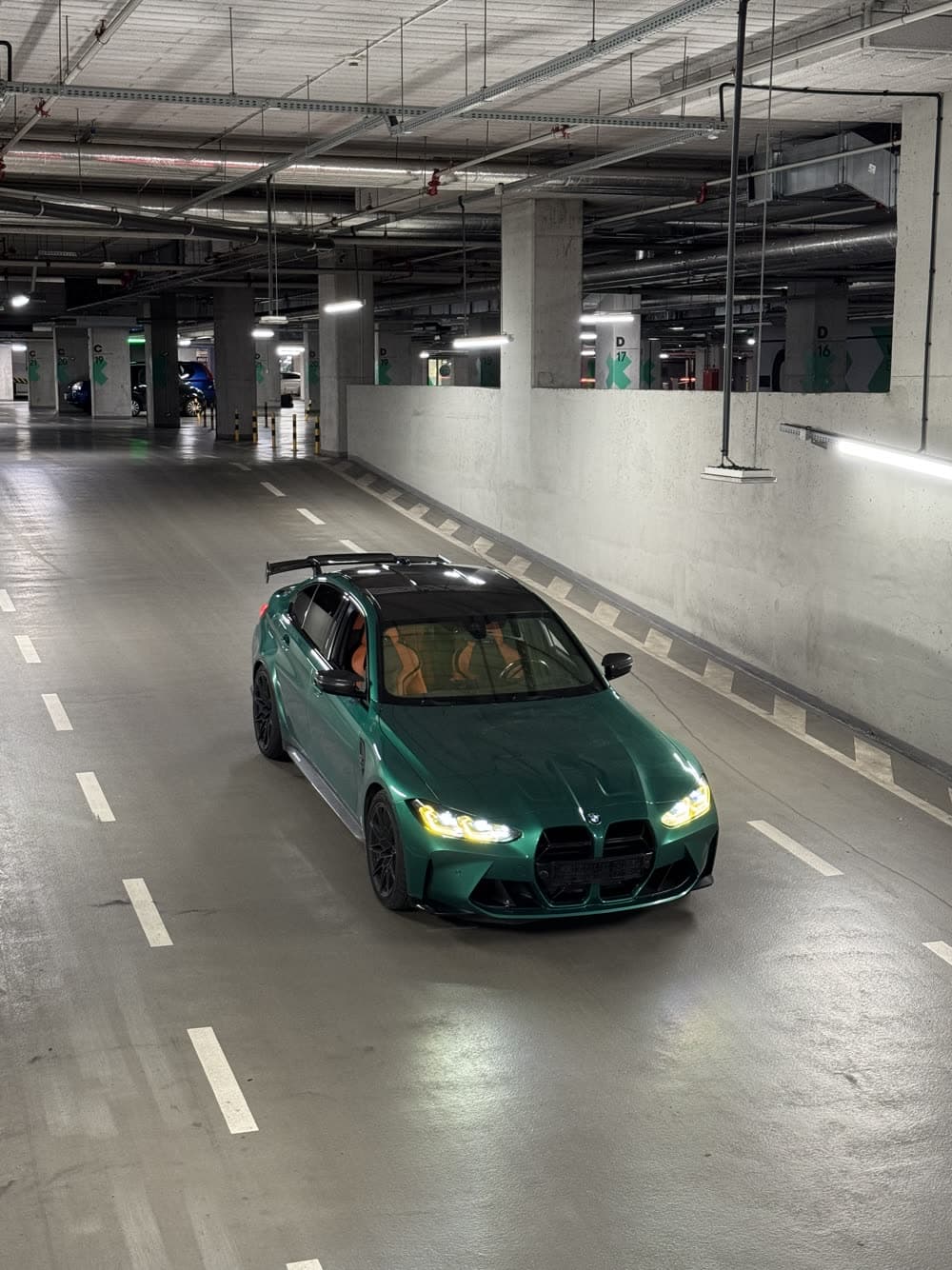 Zielone BMW M3 w podziemnym garażu