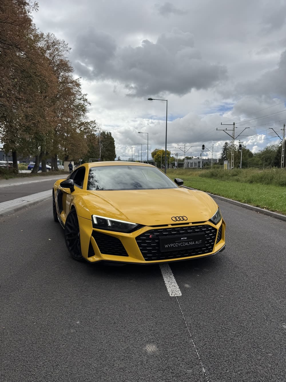 Żółte Audi R8 na drodze