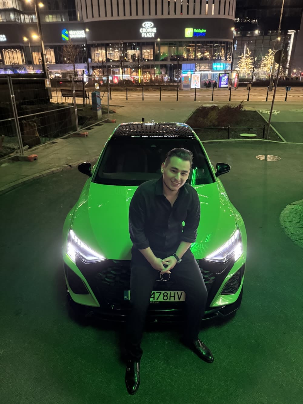 Zielone Audi RS3 nocą w centrum miasta