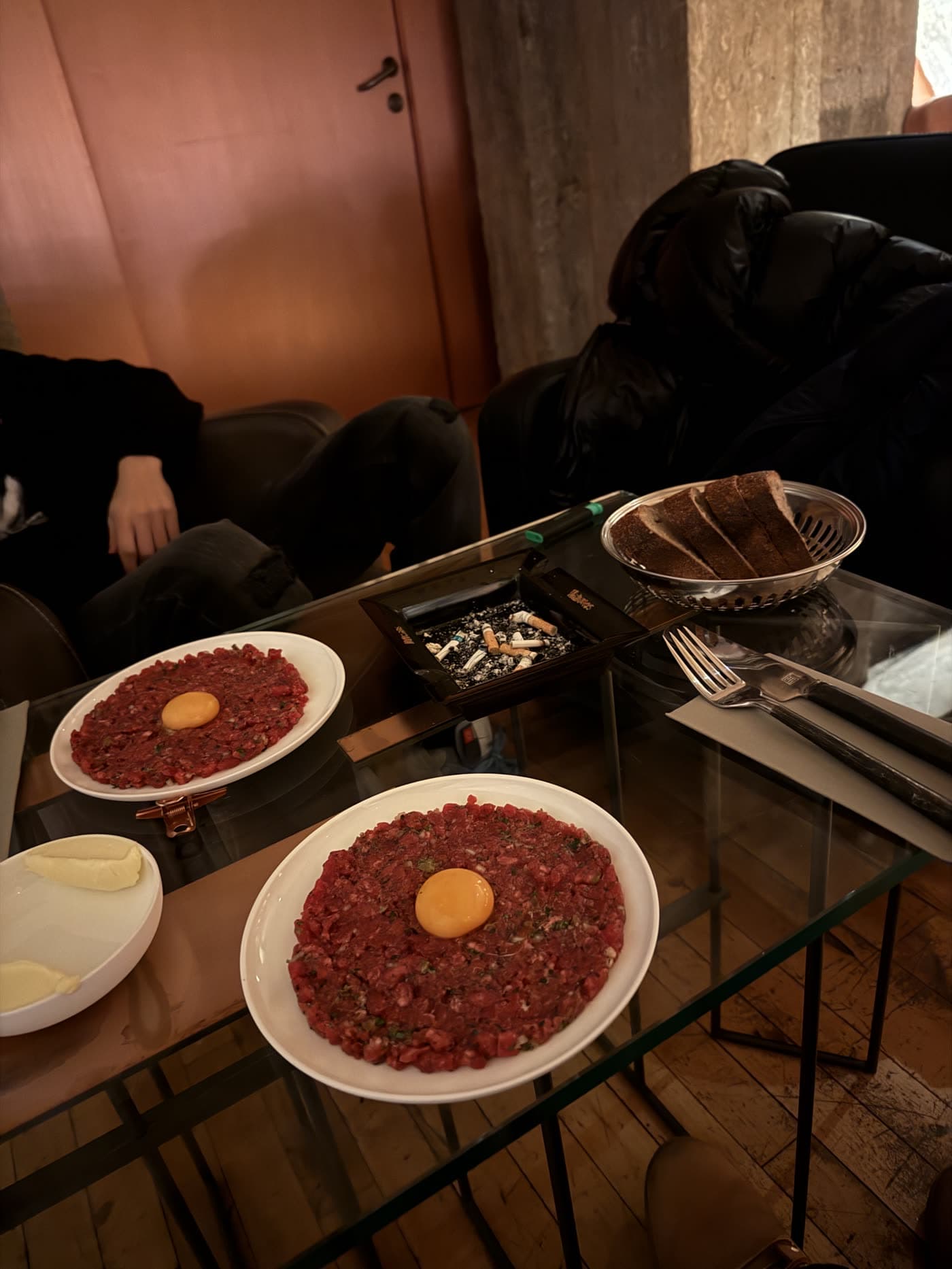 Stolik w restauracji z dwoma talerzami tatara